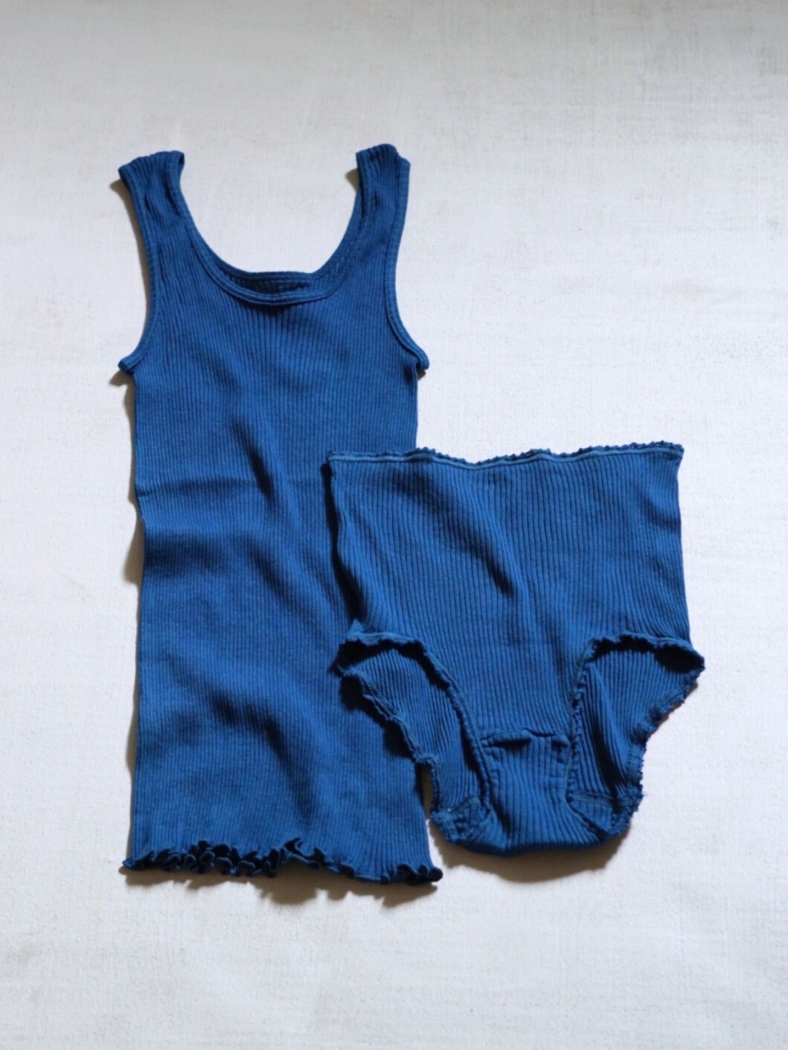 45rpmの藍染に白抜きの手の込んだワンピースになります！ おだんご 藍染しじら格子ワンピース京鹿子（きょうかのこ） | 石見銀山 群言堂